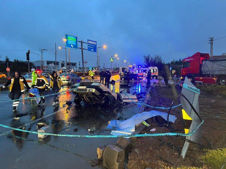 <p>Aksaray'dan deprem bölgesine giden AFAD aracı, Nevşehir'de otomobil ile çarpıştı. Şahin marka otomobil ikiye bölünürken, kazada 1 kişi hayatını kaybetti, 9 AFAD personeli de yaralandı.</p>