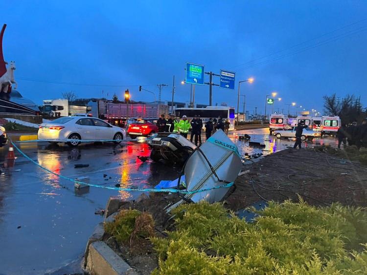 <p>Edinilen bilgiye göre kaza, akşam saatlerinde Terminal Kavşağı'nda meydana geldi. 50 AAD 839 plakalı otomobil terminal istikametine döndüğü sırada Aksaray istikametinden gelen 68 AAP 4435 plakalı AFAD personelini taşıyan minibüsle çarpıştı. </p>