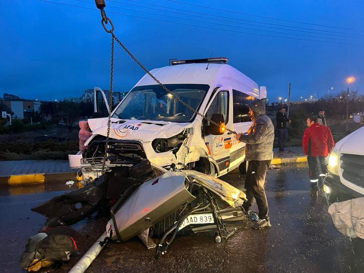 <p>Kaza yerine çok sayıda ambulans, polis, itfaiye ve AFAD ekipleri sevk edildi. Kazada ismi belirlenemeyen otomobil sürücüsü olay yerinde hayatını kaybederken AFAD aracında bulunan şoför ve 8 personel ambulanslarla hastanelere kaldırılarak tedavi altına alındı. Çarpışmanın etkisiyle ikiye bölünen Şahin marka otomobilin yarısı metrelerce sürüklendi.</p>