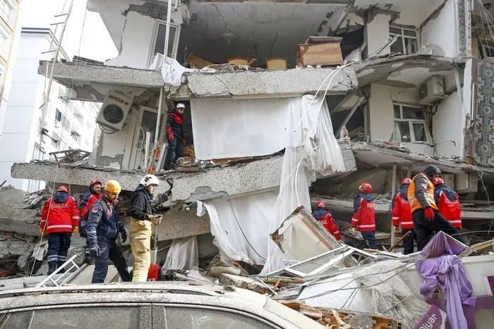 <p><strong>Dr. Ünal, diğer bir görüşün ise depremi yaşamış bireyin içinde bulunduğu aşırı düzeydeki hazırlıklı olma çabası ve alarm durumu nedeniyle sistemin aşırı duyarlı hale gelip hatalı sinyaller vermesinden dolayı meydana geldiğini savunduğunu açıkladı. </strong></p>
<p> </p>