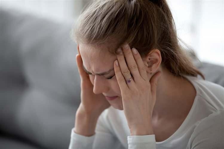 <p><span style="color:#B22222"><strong>GERÇEK DEPREM HİSSİ OLUŞTURUYOR</strong></span></p>
<p><strong>“Denge; iç kulaklardan, gözlerden, bacaklar ve ayaklarda bulunan sensörlerden gönderilen sinyallerin merkezi sinir sisteminin denge merkezinde analiz edilmesi sayesinde sağlanır. Bu sistem dik durabilmemizi sağlar ve elde ettiği verileri hangi yönün yukarısı olduğunu tahmin etmek için kullanır. Normalde, düşündüğümüzden daha alçak bir yere basmak gibi öngörülemeyen bir hareket yaparsak, sistem gerçek dünyanın nasıl bir yer olduğunu bildiği için hızla buna uyum sağlar” diyen Nöroloji Uzmanı Dr. Tansel Ünal, “Bir görüşe göre, deprem gibi beklenmedik bir kriz durumunun yaşanması, bu sistemi geçici olarak aksatır, elde edilen verilerin işlenmesi güçleşir ve bu nedenle kişi hiç beklenmedik bir anda sallantı varmış hissine kapılır” dedi.</strong></p>