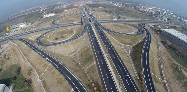 <p><strong>'GELMİŞ GEÇMİŞ TÜM TEKNİKLERİN UYGULANDIĞI YOL'</strong></p>

<p>2021 yılında son noktası konulan Kuzey Marmara Otoyolu hakkında Aynur Uluğtekin,<strong> "Bu tarihe kadar çıkmış tüm teknik özelliklerin uygulandığı otoyoludur."</strong> ifadelerini kullandı.</p>
