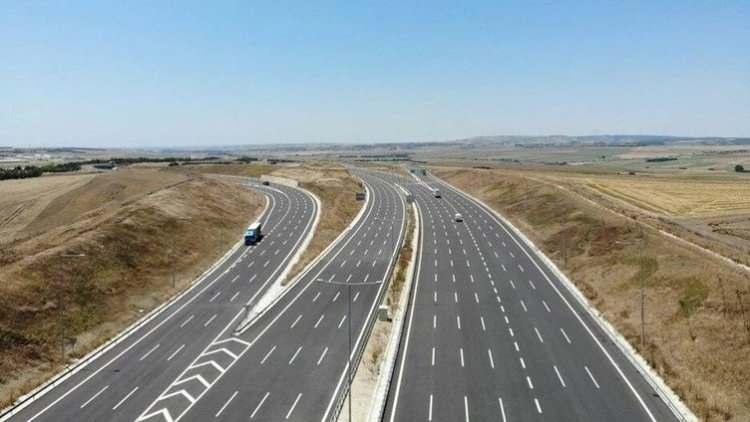<p><strong>'BİZİM UYGULADIĞIMIZ SON NOKTA 9 ŞİDDETİNDEKİ DEPREMLE SAVAŞMAK'</strong></p>

<p>Kuzey Marmara Otoyolu'nun yapımında depreme göre dayanıklılık esas alındığını ifade eden Aynur Uluğtekin, </p>
