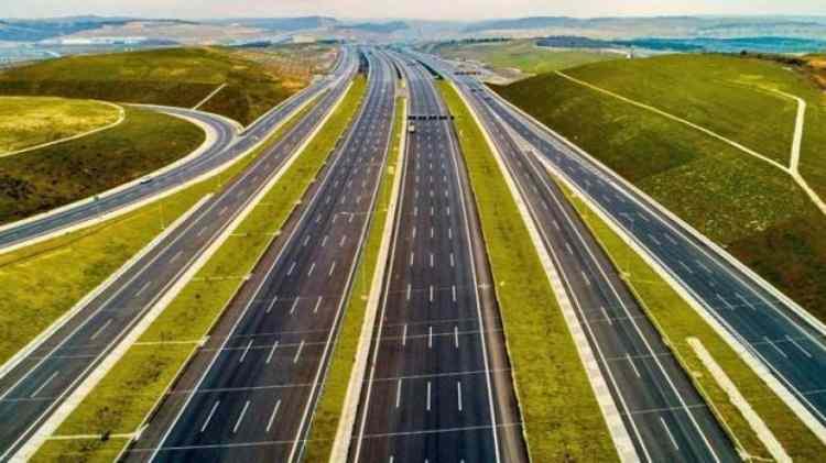 <p><strong>Sismik İzolatör, ilk gelen enerji boşalımını karşılayıp hafifletiyor. Böylelikle, gelen enerji yukarı doğru çıkarken daha az hasar verecek şekilde çıkmış oluyor."</strong> dedi.</p>
