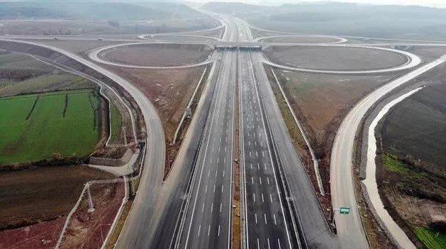 <p>Sismik izolatörlerin çok çeşidinin mevcut olduğunu söyleyen Uluğtekin, kurşun çekirdekleri gibi her türlüsünün Kuzey Marmara Otoyol yapımında kullanıldığını belirtti.</p>
