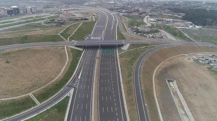 <p>Kuzey Marmara Otoyolu Genel Müdürü Aynur Uluğtekin, otoyol yapımında içerisinde uzman kişiler başta olmak üzere 17 bin kişinin çalıştığını söyledi. Uluğtekin, 110 metreyi bulan viyadükler başta olmak üzere her aşamasında tek tek oya işlenir gibi işlendiğini ve en iyi malzemeleri kullanıldığını belirtti.</p>
