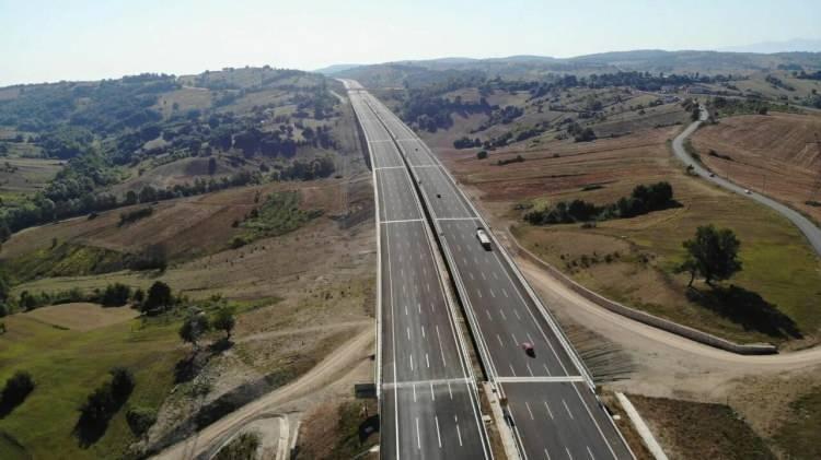 <p><strong>Dolayısıyla, arayollardaki çıkışlara kadar bakılıyor. Bununla ilgili valiliklerde çok büyük çalışmalar yapılıyor."</strong> dedi.</p>