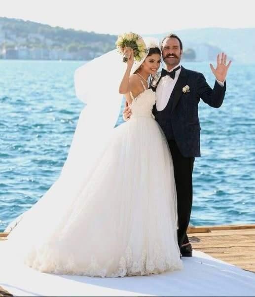 <p><span style="color:#000000"><strong>Eda Özerkan 'Kertenkele' dizisinin setinde tanıştığı Timur Acar ile 2016 yılında nikah masasına oturdu.</strong></span></p>