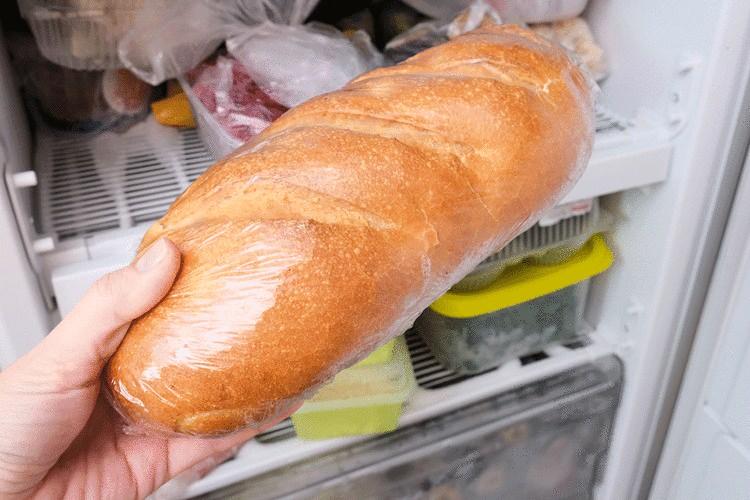 <p><span style="color:#800000"><strong>Evlerimizde en çok tükettiğimiz besin olan ve vazgeçemediğimiz ekmekleri bugüne dek daha uzun ömürlü olması için buzdolabında saklıyorduk. Birazdan okuyacaklarınızın ardından bu alışkanlığınızdan vazgeçeceksiniz.</strong></span></p>

