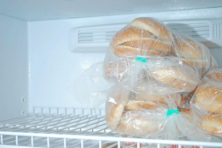 <p><span style="color:#800000"><strong>Ekmeği buzdolabında saklamak hiç de iyi bir alternatif sayılmıyor. </strong></span></p>
