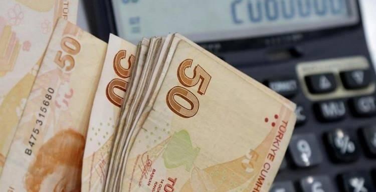 <p><strong>ZİRAAT BANKASI EMEKLİ PROMOSYONU</strong></p>

<p>Emekli promosyon tutarlarını ilk g&uuml;ncelleyen kamu bankası Ziraat Bankası oldu. SGK (Emekli Sandığı, SSK, Bağ-Kur) emekli maaş &ouml;demelerini Ziraat Bankası aracılığı ile alanlara;</p>

<p>3.500 TL altında emekli aylığı alanlara 3.000 TL,<br />
3.500 TL ila 7.500 TL arasında emekli aylığı alanlara 3.500 TL,<br />
7.500 TL ila 10.000 TL arasında emekli aylığı alanlara 4.500 TL,<br />
10.000 TL &uuml;zerinde emekli aylığı alanlara 5.000 TL tutarında olmak &uuml;zere,<br />
3 yıllık peşin promosyon &ouml;demesi yapılmaktadır.</p>
