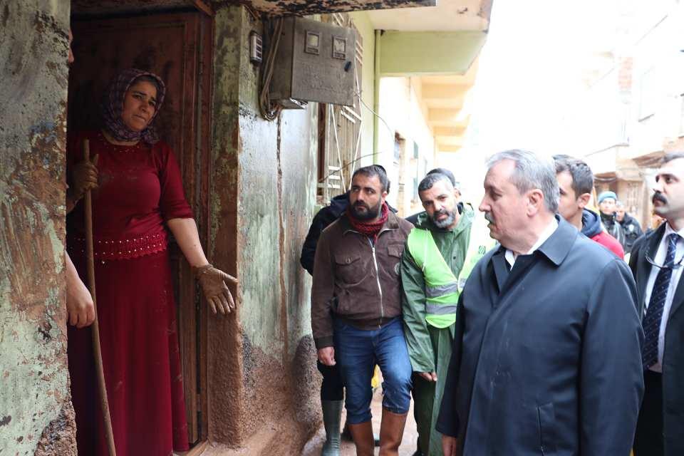 <p>Büyük Birlik Partisi (BBP) Genel Başkanı Mustafa Destici, Şanlıurfa Büyükşehir Belediye Başkanı Zeynel Abidin Beyazgül ile selden etkilenen Akabe Mahallesi'ne geldi.</p>

<p> </p>
