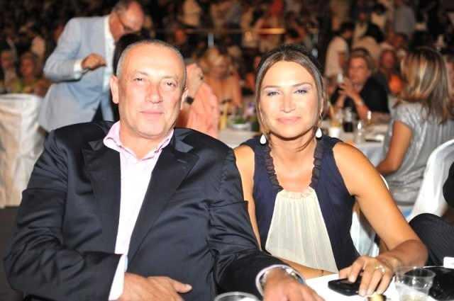 <p><span style="color:#000000"><strong>“Oğlumla çok iyi arkadaşız. Ali fazla olgun bir çocuktu, o yüzden hiç zorlanmadım. Çok anlayışlı bir çocuk. Nerede susacağını çok iyi bilirdi. Babasına da çok benzetiyorum. Tatlı bir ilişkimiz var, dedikodu yapabiliyoruz, dertlerimizi anlatabiliyoruz birbirimize” dedi.</strong></span></p>
