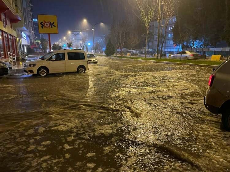 <p>Kilis'te sağanak ve dolu yağışı hayatı olumsuz etkiledi.</p>

<p>Kentte akşam saatlerinde başlayan yağış ve dolu nedeniyle bazı cadde ve sokaklarda su birikintileri oluştu.</p>

