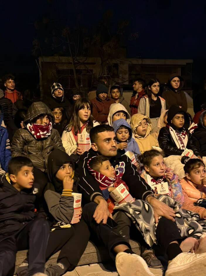 <p><span style="color:#2F4F4F"><strong>Deprem bölgesinde ilk olarak enkaz altı çalışmalarına katılan CZN Burak, bir taraftan afetzedelerin gıda ihtiyaçlarını karşılarken bir taraftan da çocuklara ve ailelere neşe oldu.</strong></span></p>
