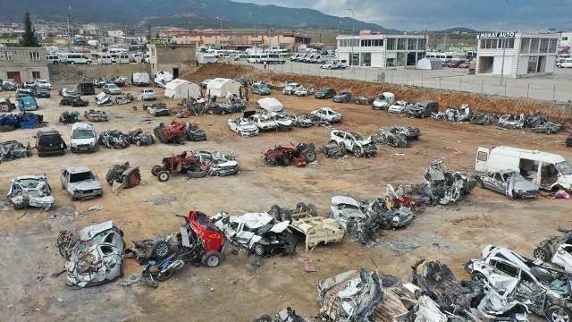 <p>Elde kalan son mal varlıklarını satmak zorunda kalan birçok depremzede, ağır hasarlı araçlarını hızlıca satışa çıkardı. </p>
