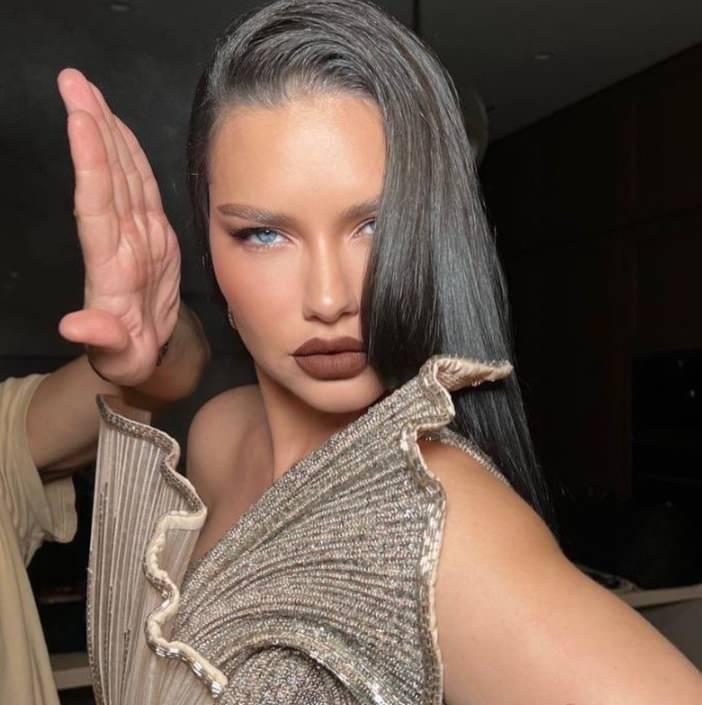 <p><span style="color:#000000"><strong>Ünlü modelin doğum kiloları ve değişimi çok konuşuldu! Ünlü mankenin sosyal medyada paylaştığı son fotoğrafları 'Adriana geri döndü!' olarak yorumlandı.</strong></span></p>
<p> </p>