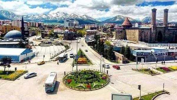 <p><strong>9- Erzurum</strong></p> <p>Herkes kendi memleketinde yaşasa Erzurum 1 milyon 930 bin 767 nüfusa sahip olacaktı.</p> 