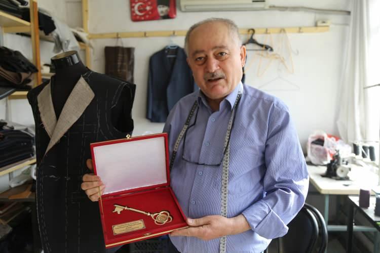 <p><strong>“Çocukluğum bu caddelerde geçti”<br />
​</strong><br />
Berber İbrahim Kılıçlıoğlu ise 11 yıldır aynı iş yerinde hizmet verdiğini belirterek “Burada doğduk, burada büyüdük, çocukluğumuz burada, bu sokaklarda geçti. </p>

<p> </p>
