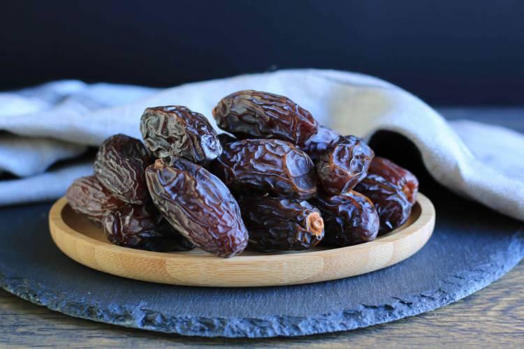 <p><strong>Peki hurma ile limon birleşiminin faydaları neler? </strong></p>
<p> </p>
<p><span style="color:rgb(165, 42, 42)"><strong>Lif yönünden zengin olan hurmayı limonla tükettiğiniz zaman bağırsakların çalışmasını düzenler. Her gün limonlu hurma tüketirseniz kolay kolay kabız olmazsınız.</strong></span></p>