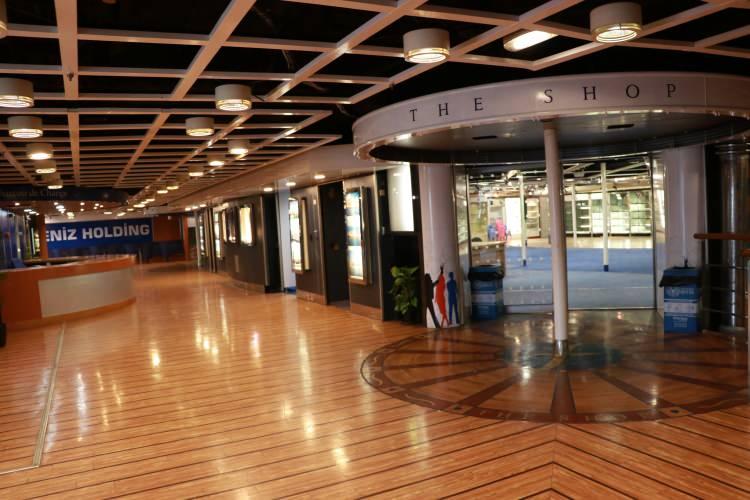 <p>Bu nedenle 5 yıl önce yüzer yaşam kenti projesini hayata geçirdiklerini kaydeden Yılmaz, "Bunun arkasındaki sebep Türkiye'nin deprem bölgesinde olmasıydı ve biz tersanemizde 2 bin kişinin barınabileceği hayat gemisi yüzer kent Lifeship Süheyla Sultan isimli gemimizi inşa ettik. Şu anda bu gemi İskenderun'da ve 2 bin kişiyi barındırabilecek şekilde, elektriği, kanalizasyonu, suyu, yaşam mahalleri, derslikleri, yemekhanesi, çocuk parkları olacak şekilde misafirlerini iki haftadır kabul etti ve gündelik yaşam devam ediyor." diye konuştu.</p>