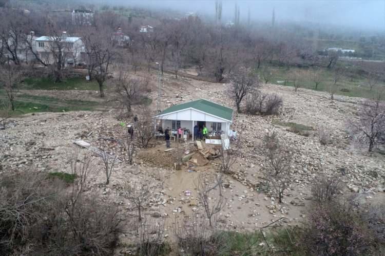 <p> 15 Mart'ta ilçede yaşanan sel felaketine evlerinde yakalanan aile, sulara kapılmaktan son anda kurtuldu.</p>
