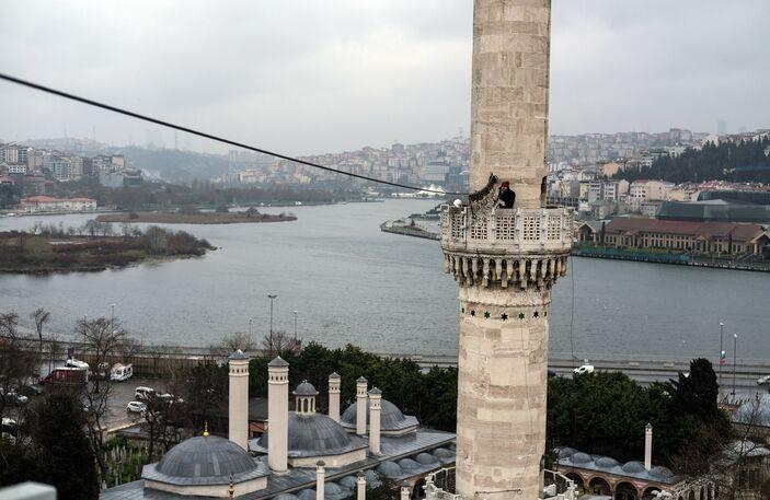 <p><span style="color:#8B4513"><strong>Yaptığı çalışmalar hakkında bilgi veren mahya ustası Kahraman Yıldız, </strong></span><span style="color:#008080"><strong>"Vakıflar Genel Müdürlüğü'nde mahya işleri yaparak, elektrik işleri yaparak 42 sene çalıştım ve emekli oldum 2013’te. Hala mahya sanatını devam ettirmeye çalışıyoruz. Aziz İhlas Sosyeli var ustamız, Cemil Buyrukhan var bunlarla beraber bu işi yürütmeye çalışıyoruz. Bu senenin teması da ‘Ramazan ve Dayanışma’. Bununla ilgili sözler asacağız camilerimize. Ramazan boyunca her camiye beşer tane yazı asacağız. Her sene olduğu gibi bu sene de Eyüpsultan’da başlıyoruz mahya çalışmalarına. Bugün buraya 'Namaz kalbin huzurudur' sözünü asacağız" </strong></span><span style="color:#8B4513"><strong>dedi.</strong></span></p>