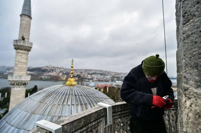 <p><span style="color:#8B4513"><strong>İstanbul'da başlatılan Ramazan ayı çalışmaları heyecanlandırdı. Osmanlı'nın son mahyacısına çıraklık yapan, günümüzün son mahya ustalarından Kahraman Yıldız, Eyüpsultan Camii’ne "Namaz Kalbin Huzurudur" yazılı mahyayı yerleştirdi.</strong></span></p>

<p> </p>
