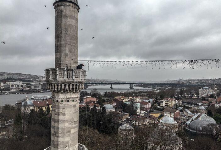 <p><span style="color:#8B4513"><strong>Mahyaların asılacağı diğer camiler hakkında bilgi veren Kahraman Yıldız, şunları kaydetti:</strong></span></p>
<p> </p>