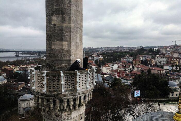 <p><em><span style="color:#008080"><strong>"Bundan sonra asacağımız yedi cami var. Süleymaniye, Sultanahmet, Ayasofya, Üsküdar Cedid Valide, Mimar Sinan ve Bursa Ulu Cami var. Bu birinci yazımız oluyor her camiye beşer tane yazı asacağız ramazan boyunca. Devamlı yazılar değişecek. Selimiye Camii’nde restorasyondan dolayı bu sene mahya kurmayacağız büyük ihtimalle. İstanbul içinde Allah izin verirse yedi camiye yapacağız."</strong></span></em></p>