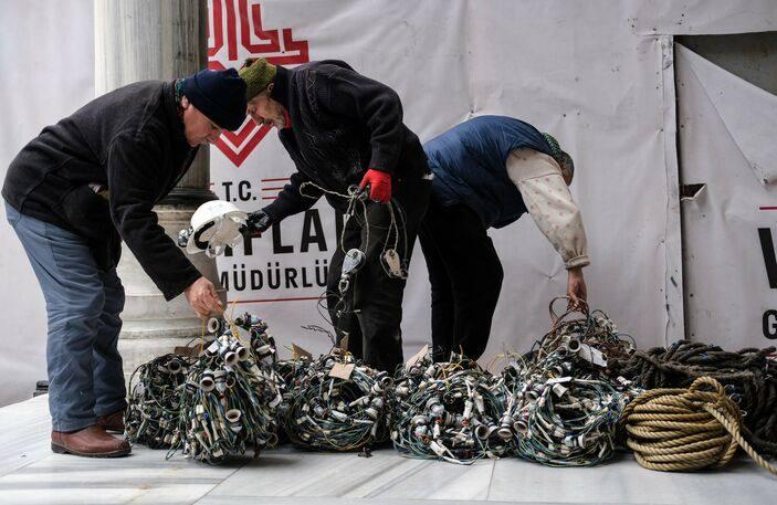 <p><span style="color:#8B4513"><strong>6 kişilik bir ekiple çalışan Kahraman usta, mahyaları Ayasofya Camii'nde bulunan atölyede hazırladı. Özenle hazırlanan mahyaların İstanbul'da bulunan camilere asılması için de harekete geçildi.</strong></span></p>
