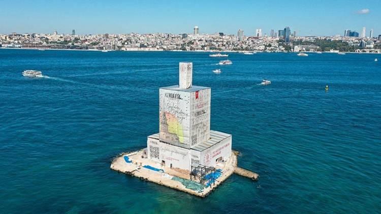 <p>Kulede 1721'de fener inşa edildi. Fenerde yağ kandilinin rüzgarın etkisiyle birlikte tutuşmasından sonra çıkan yangında ahşap yapı yandı. </p>
