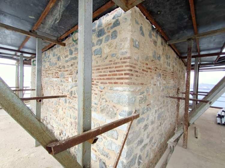 <p>Ada sınırları hizasında ortalama 24 metre derinlikteki ana kayaca ankre çelik-betonarme bütünleşik kazık imalatı yapılmakta. Böylece yapının etrafı olası sarsıntılara, zemin kaymalarına ve diğer oluşabilecek tehlikelere karşı güçlendiriliyor.</p>