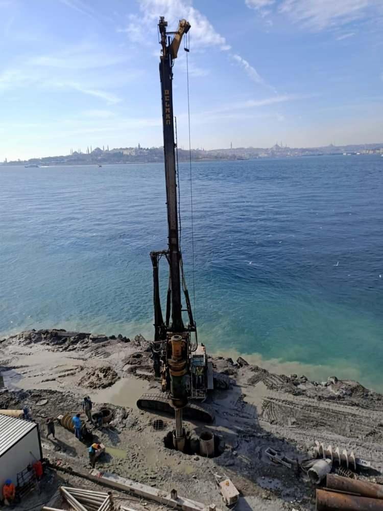 <p>Ada bünyesinde gerçekleşen tahkim güçlendirme ve kule-kale mahallerindeki diğer imalatlar koordineli olarak devam ediyor.</p>

<p>Süreç boyunca kimyasal analizler, georadar görüntüleme sistemleri ve lazer tarayıcılar gibi bugünün teknolojisiyle her türlü imkan yapının korunması için kullanılıyor.</p>
