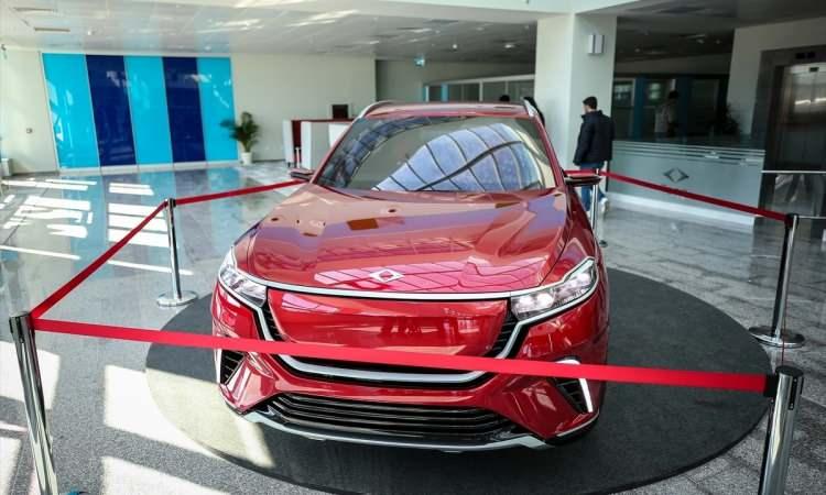 <p><strong>2 DONANIM SEVİYESİ VE 2 BATARYA SEÇENEĞİ</strong></p>

<p> </p>

<p>160 kW / 218 Beygir güç ve 350 Nm tork üreten T10X RWD (arkadan itiş), iki farklı batarya seçeneğiyle 314 ve 523 kilometrelik menzillere sahip olacak. T10X’in 52,4 kWh kapasiteye sahip batarya seçeneği 16,7 kWh/100 km (WLTP) enerji tüketimi değeri sunarken, 88,5 kWh kapasiteye sahip batarya seçeneğinin tüketim değeri ise 16,9 kWh/100 km (WLTP).</p>

