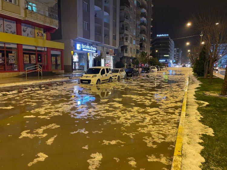 <p>Caddelerde su birikintileri nedeniyle araç sürücüleri ve yayalar zor anlar yaşadı.</p>

<p>Yağışın gece boyunca aralıklarla sürmesi bekleniyor.</p>
