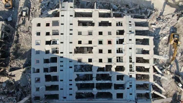 <p>Soruşturmayı yürüten Hatay Deprem Suçları Soruşturma Bürosu'nda görevli savcı ve 1 inşaat mühendisi, 2 jeoloji mühendisi, 1 karotçudan oluşan heyet 4 kişilik bilirkişi heyetince, ilk etapta olay yeri her açıdan fotoğraflandı ve video kaydına aldırıldı. </p>
