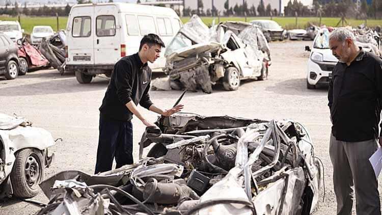 <p>TÜSED Başkanı Ahmet Nedim Erdem, ağır hasarlı araçların trafikten çekilmesini gerektirecek düzeyde hasarlı olmaları durumunda eksperler tarafından değerlendirilerek emniyete raporla bildirilmesi ve tekrar trafiğe çıkmasının önlenmesi gerektiğine dikkat çekti.</p>
