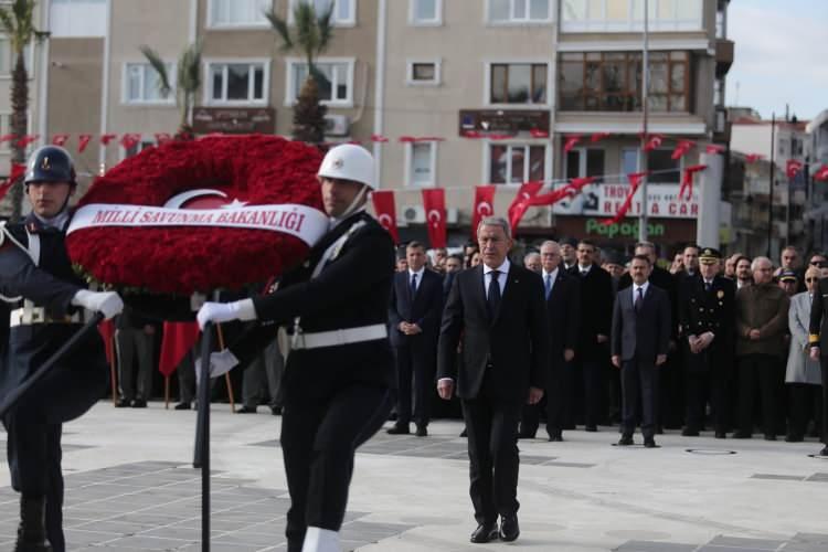 <p>Şehitler için saygı duruşunda bulunulmasının ardından Boğaz Komutanlığı Bandosu eşliğinde İstiklal Marşı okundu. </p>
