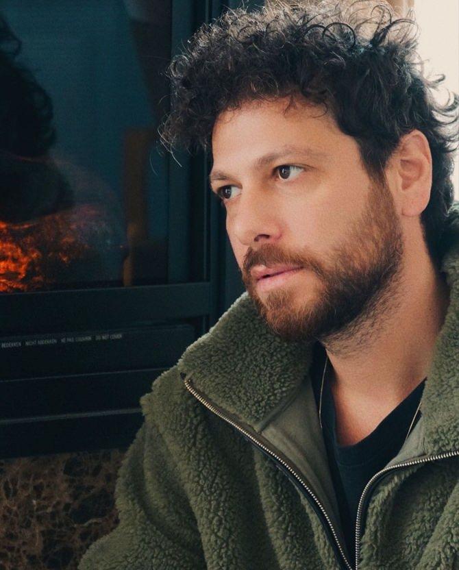 <p><span style="color:#000000"><strong>"Can" karakteriyle b&uuml;y&uuml;k beğeni toplayan &uuml;nl&uuml; oyuncunun diziden ayrılık sebebine dair hen&uuml;z bir a&ccedil;ıklama yapılmadı.</strong></span></p>
