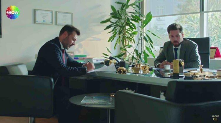 <p><span style="color:#000000"><strong>Dizide Barış Kılı&ccedil;'ın oynadığı &Ouml;mer karakterinin avukatı olan Oral &Ouml;zer'in ekibe yakın zamanda veda edeceği ortaya &ccedil;ıktı.&nbsp;</strong></span></p>
