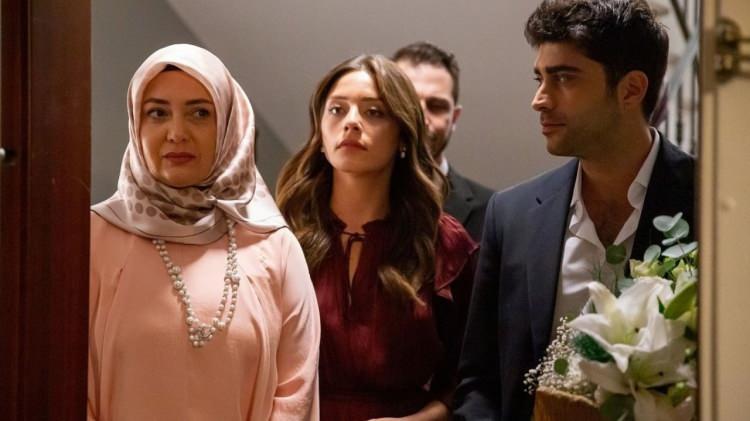 <p><span style="color:#000000"><strong>Show TV ekranlarının reyting rekortmeni dizisi "Kızılcık Şerbeti" farklı konusuyla cuma akşamlarına damga vurmaya devam ediyor.</strong></span></p>
