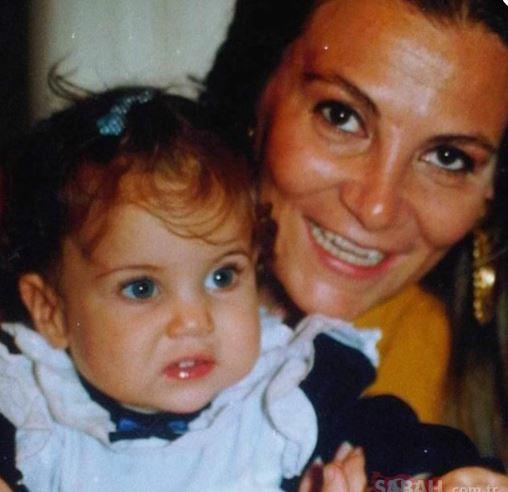 <p><em><span style="color:#B22222"><strong>İşte&nbsp;Kızılcık Şerbeti'nin S&ouml;nmez'i&nbsp;Aliye Uzunatağan'ın kızı...</strong></span></em></p>

<p>&nbsp;</p>
