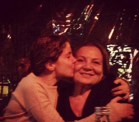 <p><span style="color:#B22222"><strong>Tiyatro, sinema, dizi oyuncusu </strong></span><span style="color:#800080"><strong>ve </strong></span><span style="color:#B22222"><strong>seslendirme sanat&ccedil;ısı</strong></span><span style="color:#800080"><strong> olan Uzunatağan, kızını&nbsp;</strong></span><span style="color:#A52A2A"><strong>1989 </strong></span><span style="color:#800080"><strong>yılında kucağını almıştır.&nbsp;</strong></span></p>
