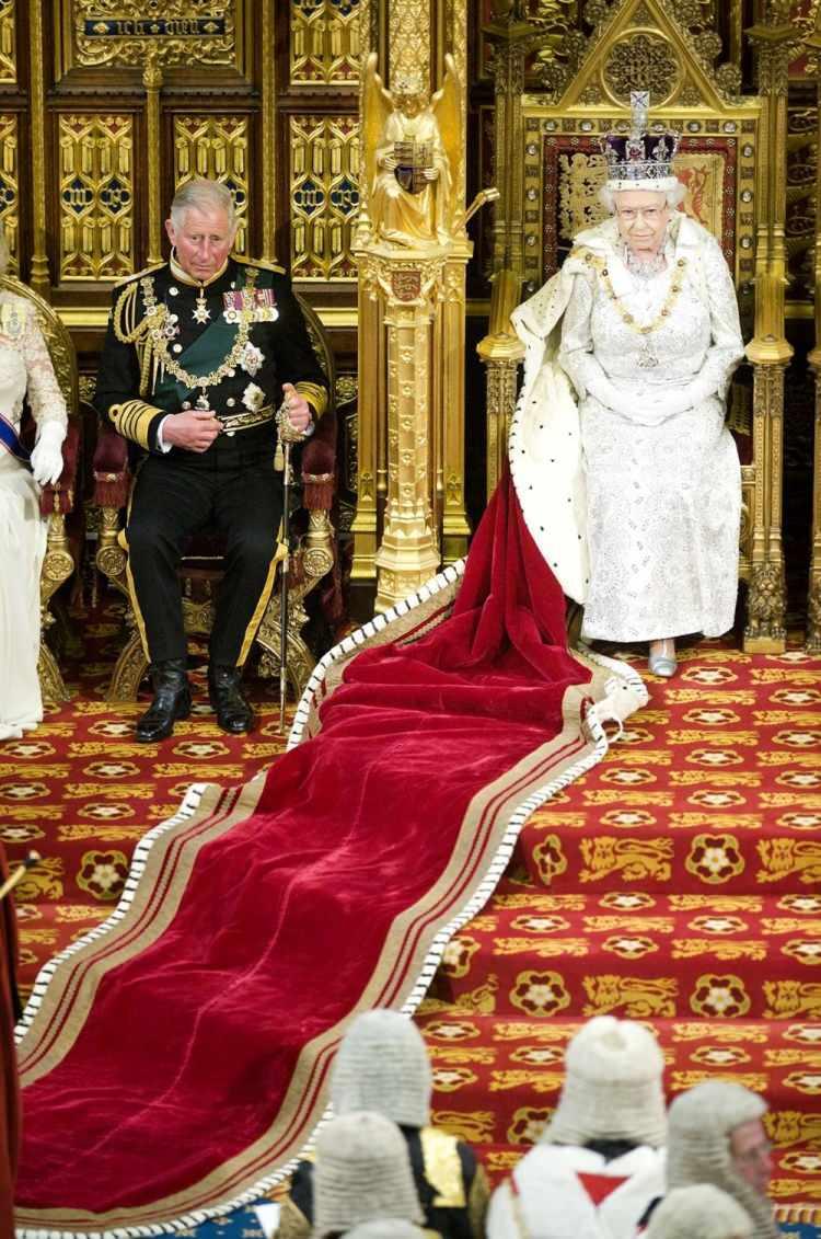 <p><span style="color:#000000"><strong>Kral Charles'a, mayıs ayındaki taç giyme töreninde, önceki kraliyet geleneklerine aykırı bir kıyafet giymesinin tavsiye edildiği öğrenildi. Kral Charles’ın taç giyme töreninde Meghan Markle ile ilgili bomba bir iddia ortaya atıldı.</strong></span></p>

