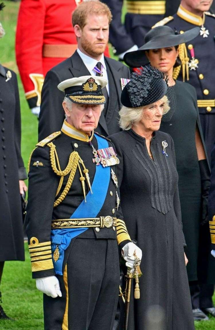 <p><span style="color:#000080"><strong>Buckingham Sarayı’nın çok uzun yıllardır gördüğü en büyük skandallara imza atmalarıyla son aylarda, hatta son birkaç yılda hep onlar konuşuldu.</strong></span></p>

<p><span style="color:#000080"><strong>Elizabeth’in ardından tahta geçen oğlu Kral Charles’ın taç giyme törenine hazırlanıyor. </strong></span></p>
