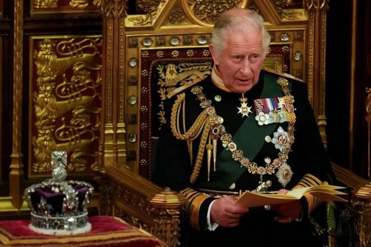 <p><span style="color:#000080"><strong>Sarayda Meghan Markle’ın kimliği ve siyahi kökenleri yüzünden ayrımcılığa ve zorbalığa uğradıklarını söyleyen ve daha sakin, gözlerden uzak bir hayat yaşamak niyetiyle Amerika’ya taşınan çift bu kararı verdikleri günden itibaren saydıkları gerekçelere zıt davranışlar sergilediler.</strong></span></p>