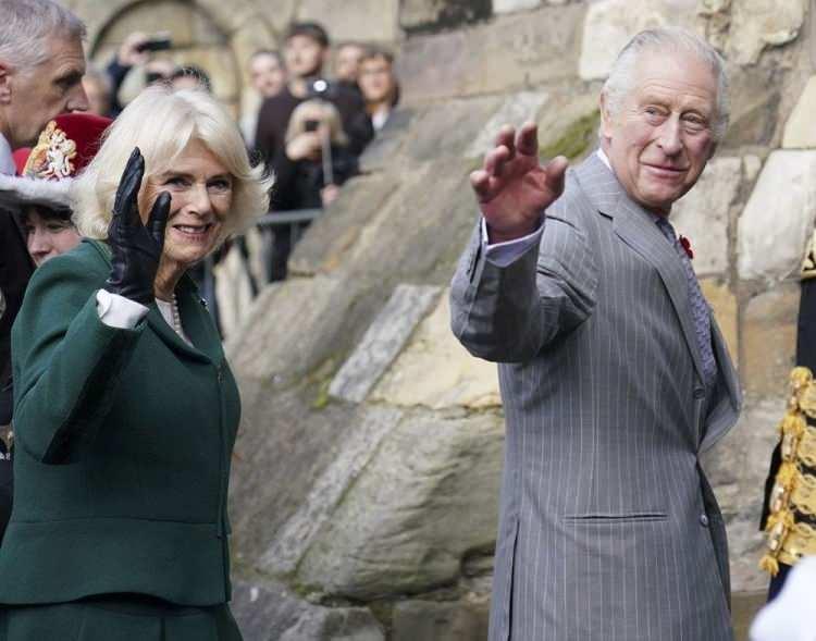 <p><span style="color:#A52A2A"><strong>ÜNLÜ UZMAN BOMBAYI PATLATTI: MEGHAN İNGİLTERE'YE GELEMEZ!</strong></span></p>
<p> </p>