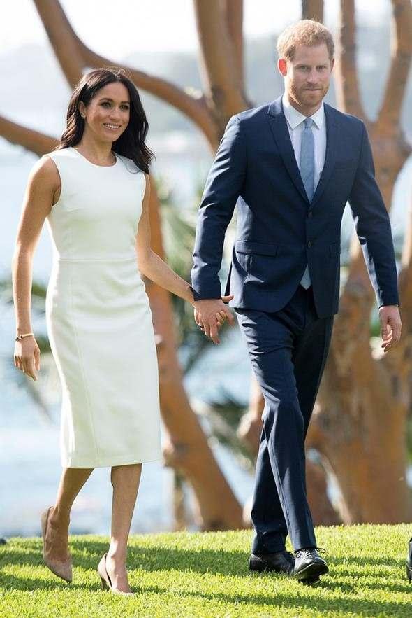 <p><span style="color:#4B0082"><strong>Buckingham Sarayı’nın eski kıdemli personeli ve son olarak da Prenses Diana’ya özel yardımcı olarak çalışmış olan ve şimdilerde ‘kraliyet uzmanı’ olarak İngiliz medyasında yazarlık yapan Paul Burrell’a göre Charles’ın taç giyme töreni istendiği gibi ‘olaysız’ geçecek. Burrell’ın iddiasına göre Prens Harry babasını kırmayıp törene gelebilir ancak Meghan Markle’da ne o güç ne de cesaret mevcut!</strong></span></p>