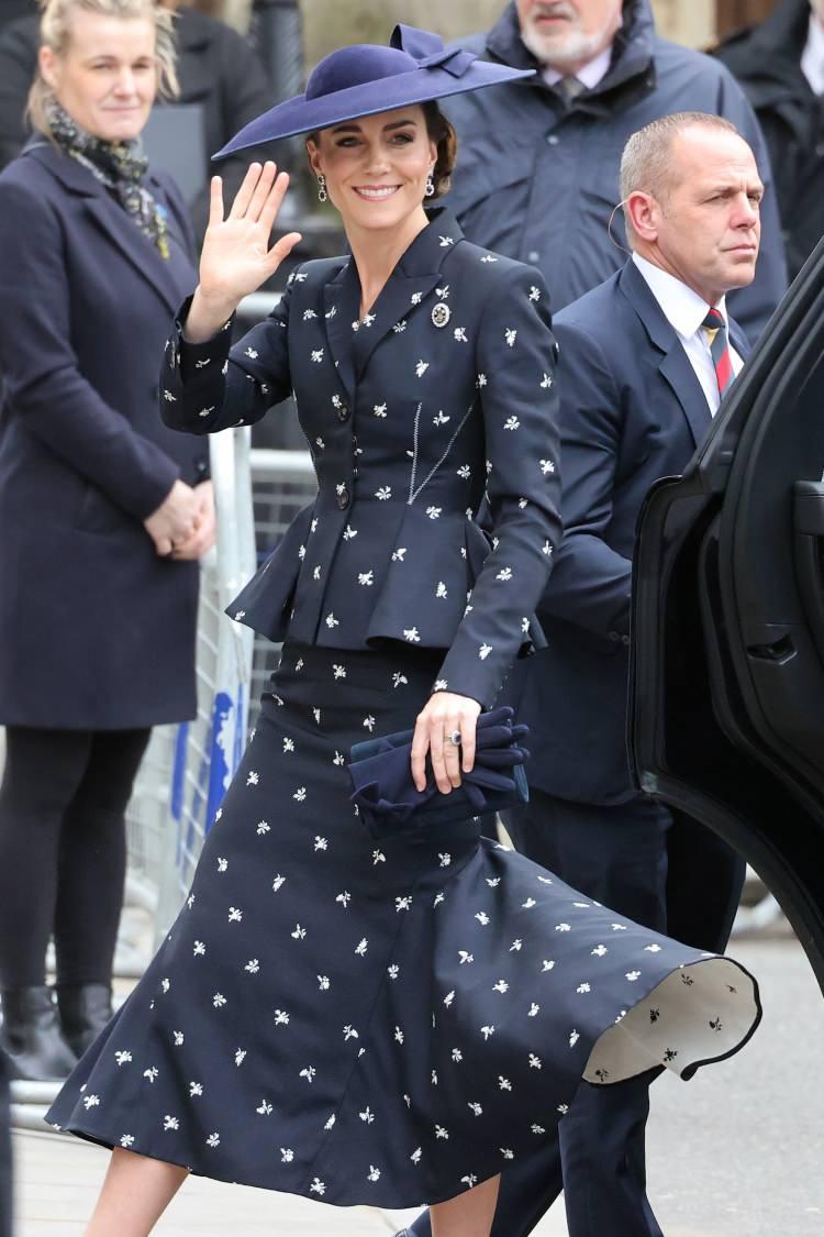 <p><span style="color:#000000"><strong>Westminster Abbey'de düzenlenen etkinlikte tepeden tırnağa lacivert rengine bürünen Middleton, Türk asıllı modacı Erdem Moralıoğlu imzalı takımıyla herkesi şaşırttı.</strong></span></p>